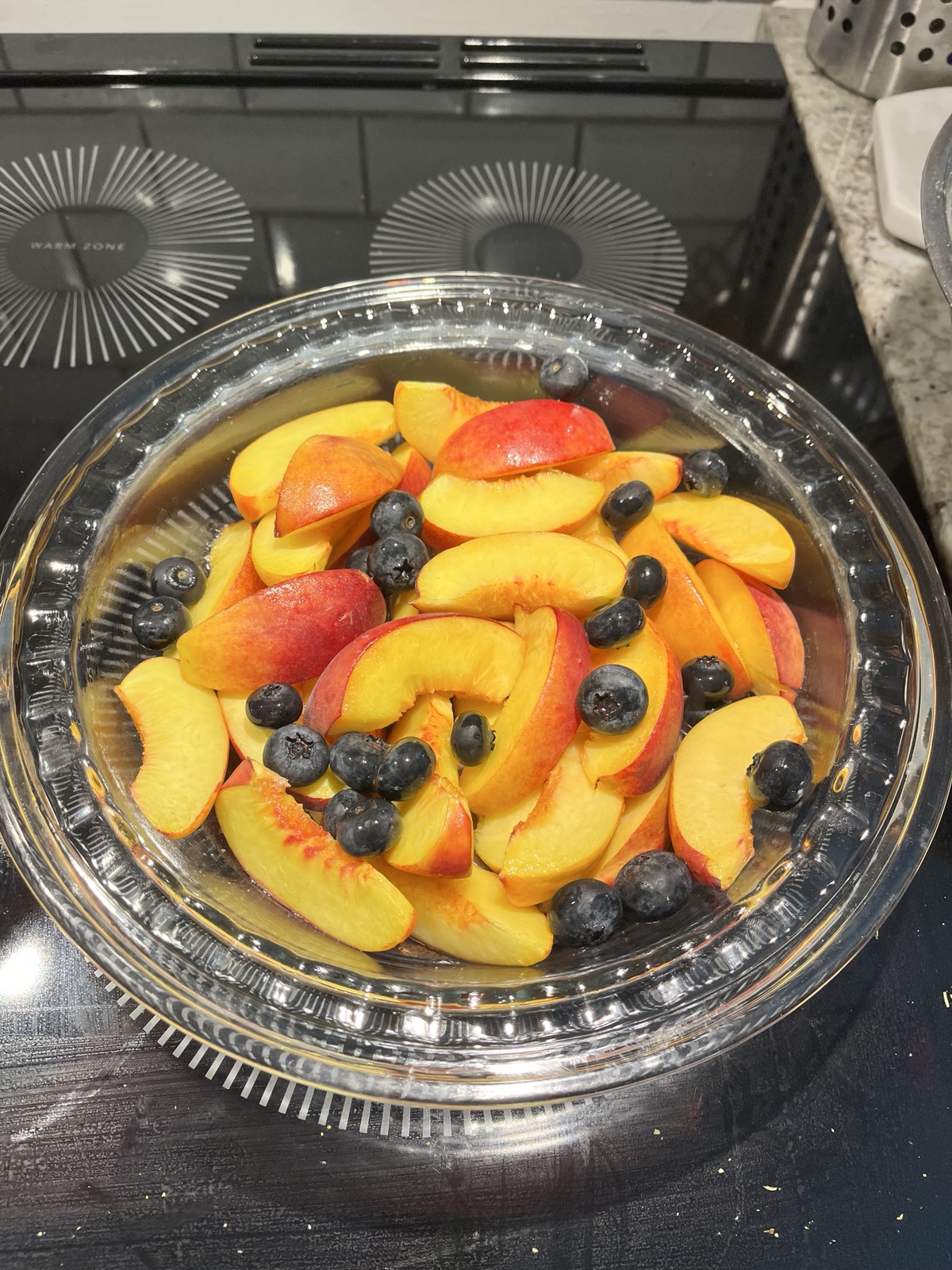 Peaches and blueberries in the baking dish